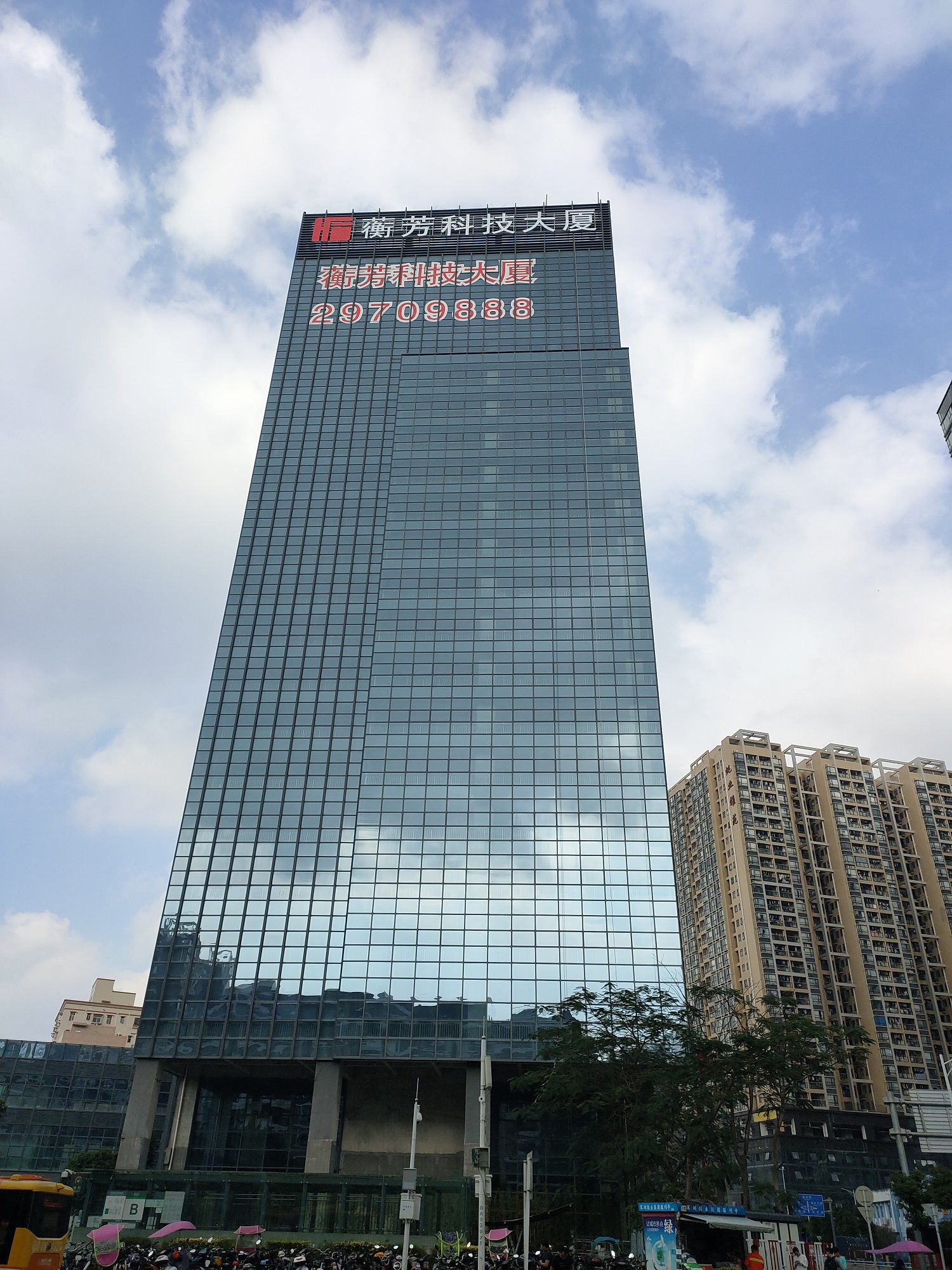 點(diǎn)亮品牌輝煌：企業(yè)應(yīng)用樓體發(fā)光字的巨大優(yōu)勢(shì)！